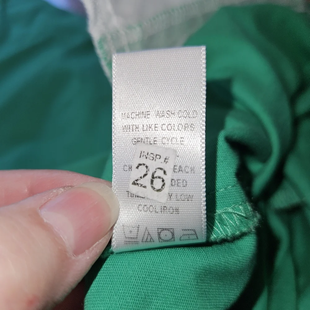 Counterparts 16 petite green capris. - Picture 6 of 9